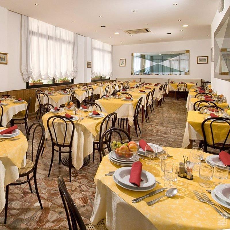 Hotel Granada Cattolica Eksteriør bilde