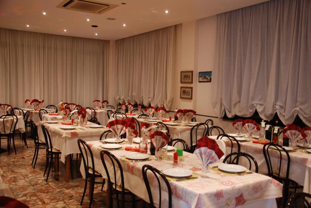 Hotel Granada Cattolica Eksteriør bilde